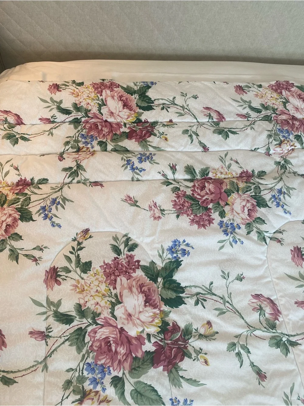 Fieldcrest Vintage Floral Quilted Comforter in White, Pink & Green Queen
